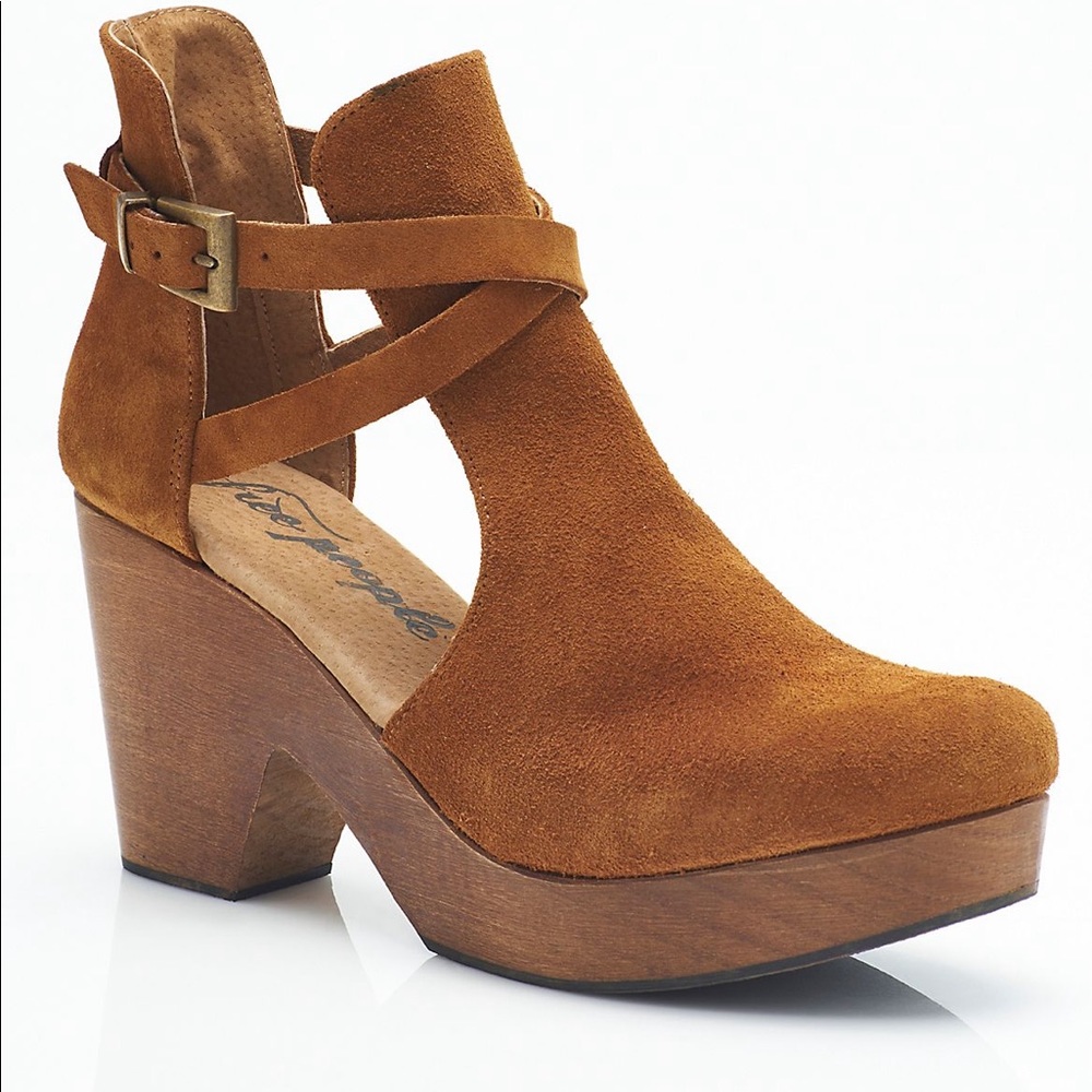 BLACK Lightly Worn Cedar Clogs